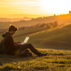Startupper che lavora tra le colline marchigiane